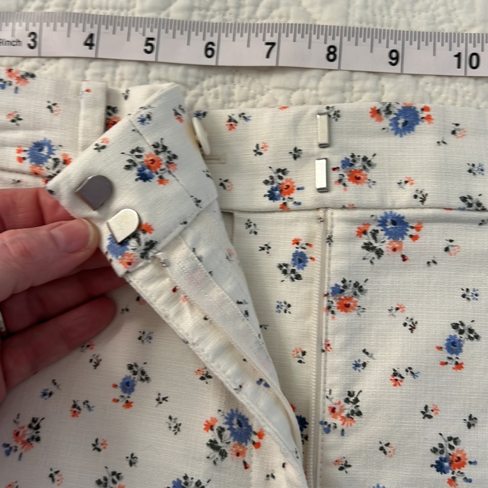 LOFT Riviera Shorts In Floral size 6 - Picture 5 of 8